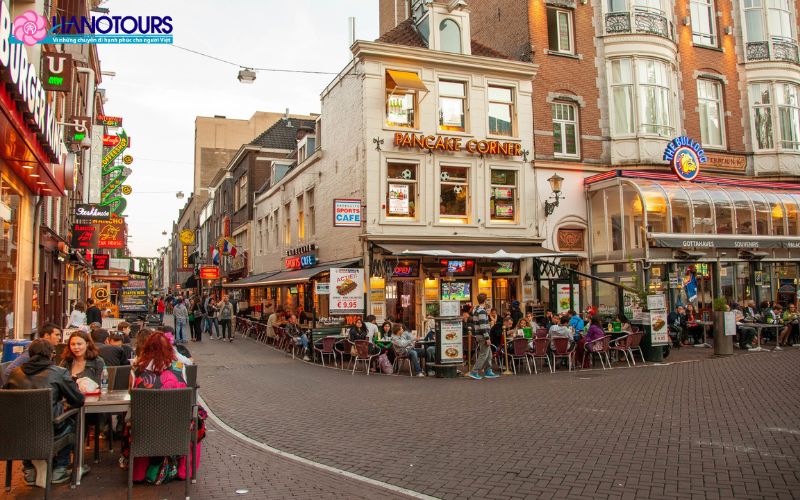 Quảng trường Leidseplein tập trung nhiều quán cà phê, nhà hàng đặc sắc