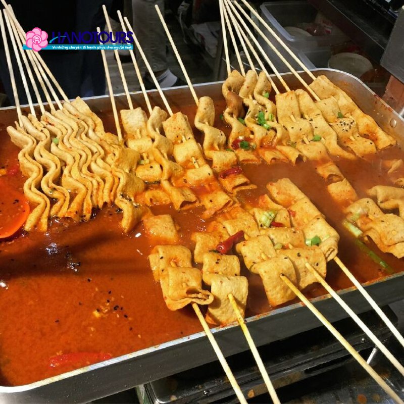Người dân và du khách đều rất thích thú thưởng thức xiên chả cá thơm ngon