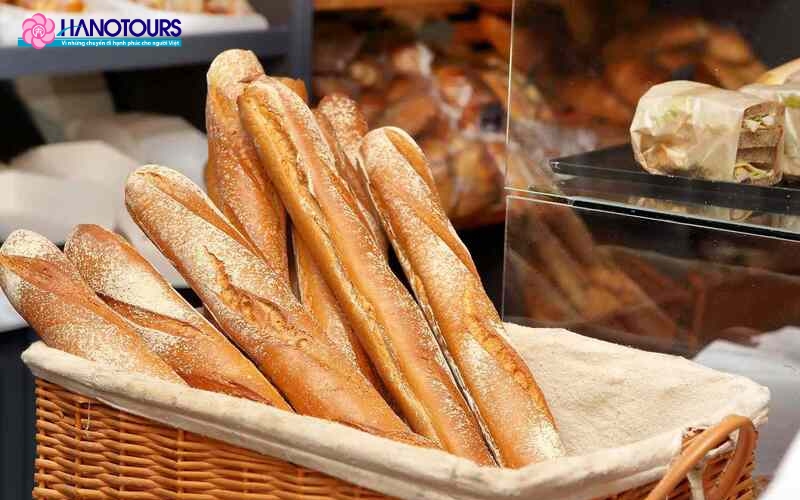 Baguette có vỏ ngoài nâu giòn rụm cùng phần ruột mềm xốp