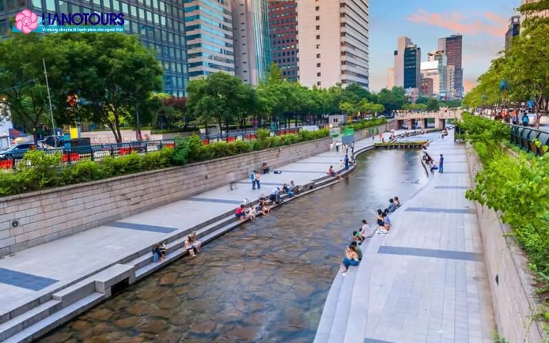 Suối Cheonggyecheon mang đến cảm giác bình an, thư thái giữa lòng thủ đô Seoul náo nhiệt